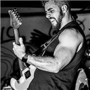 Profesor de guitarra con más de 15 años tocando, especializado en estilos Rock, Blues, Pop y Metal